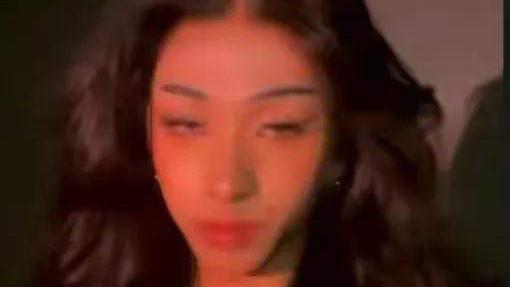 伊能静|伊能静的儿子再次晒女生装扮，20岁的哈利比女人还妩媚