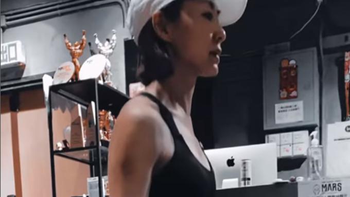 玉无缘|TVB视后胡定欣健身房撸铁，穿背心大秀身材，古铜色肌肤很吸睛