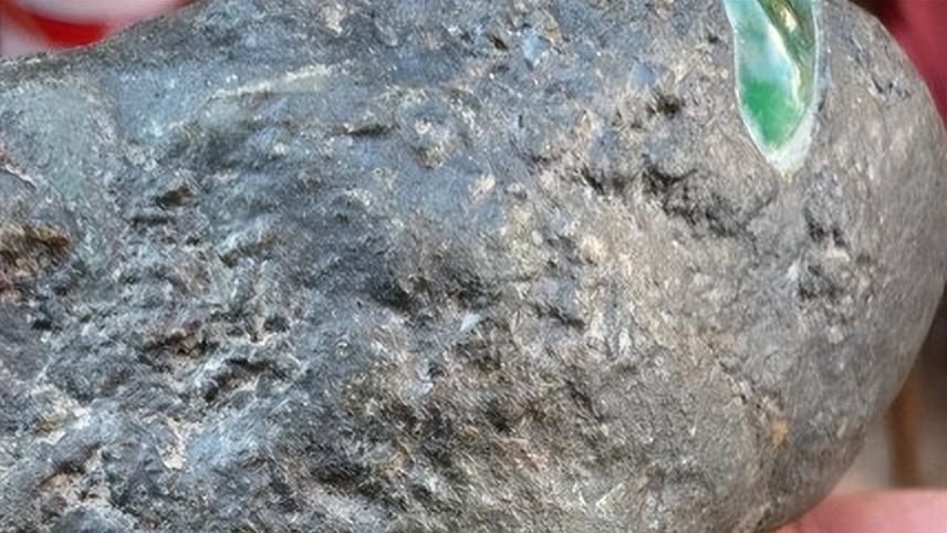 翡翠|这块玉石闻名于翡翠界，曾经是不起眼的垫脚石，如今成为一段神话