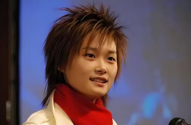李宇春父亲 女儿4登春晚是我的骄傲 如今她38岁仍未婚让我操碎心 李宇春她爸 李宇春和妈妈