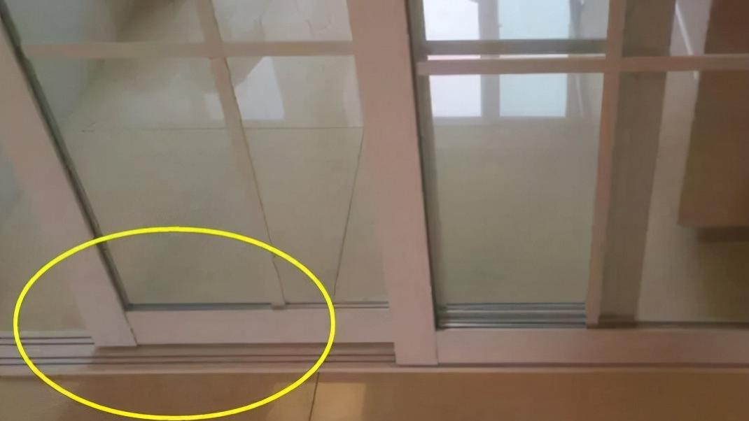 有钱人厨房早就不装推拉门了，他们喜欢装这种代替，真的太聪明了