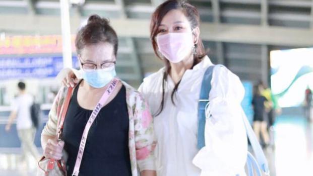 陈松伶|51岁陈松伶玩下衣失踪，身材壮硕比70岁婆婆还胖，同框像姐妹