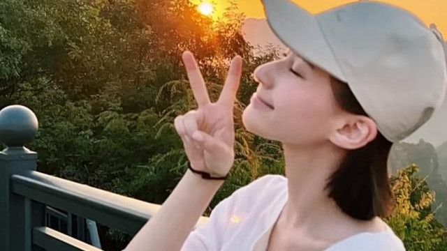 何超莲|何超莲和男友游漓江，手上价值八万的镯子抢镜，窦骁宠溺比心