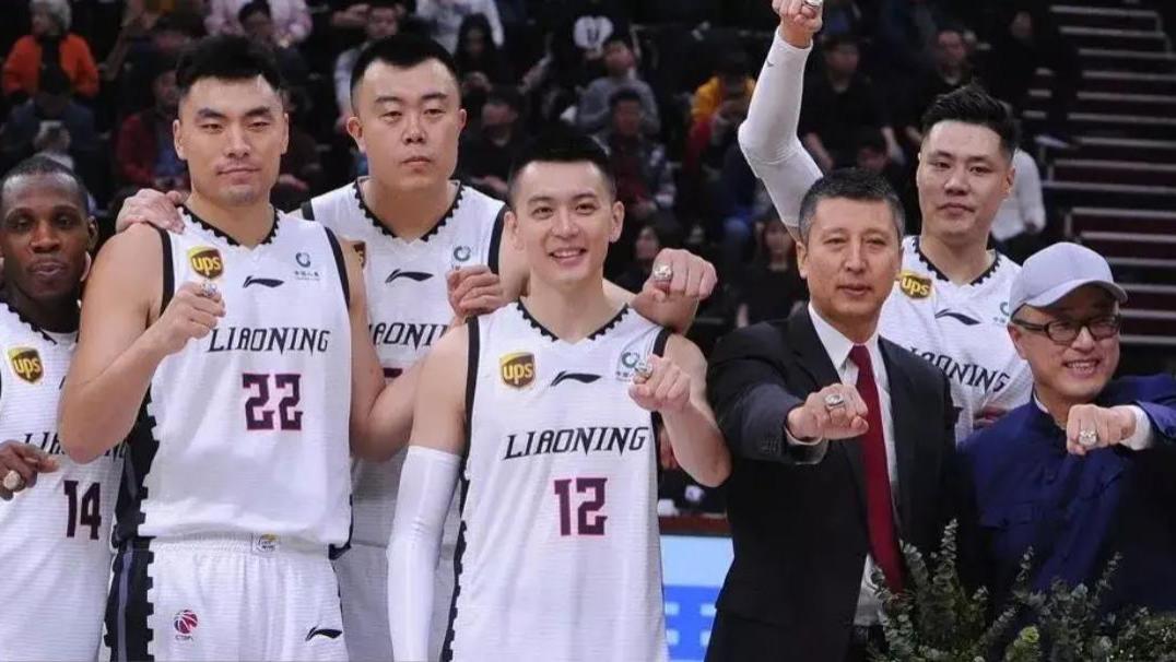 杨鸣|恭喜！辽篮退役球衣第二人，15年功勋+队长＋2个冠军，不比杨鸣差