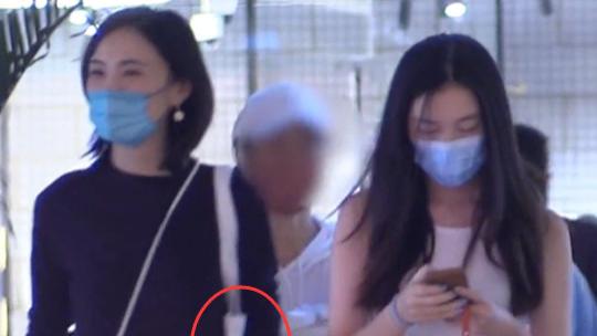 李嫣|李嫣与模特后妈惊喜同框，身材不相上下，一个保守，一个清凉