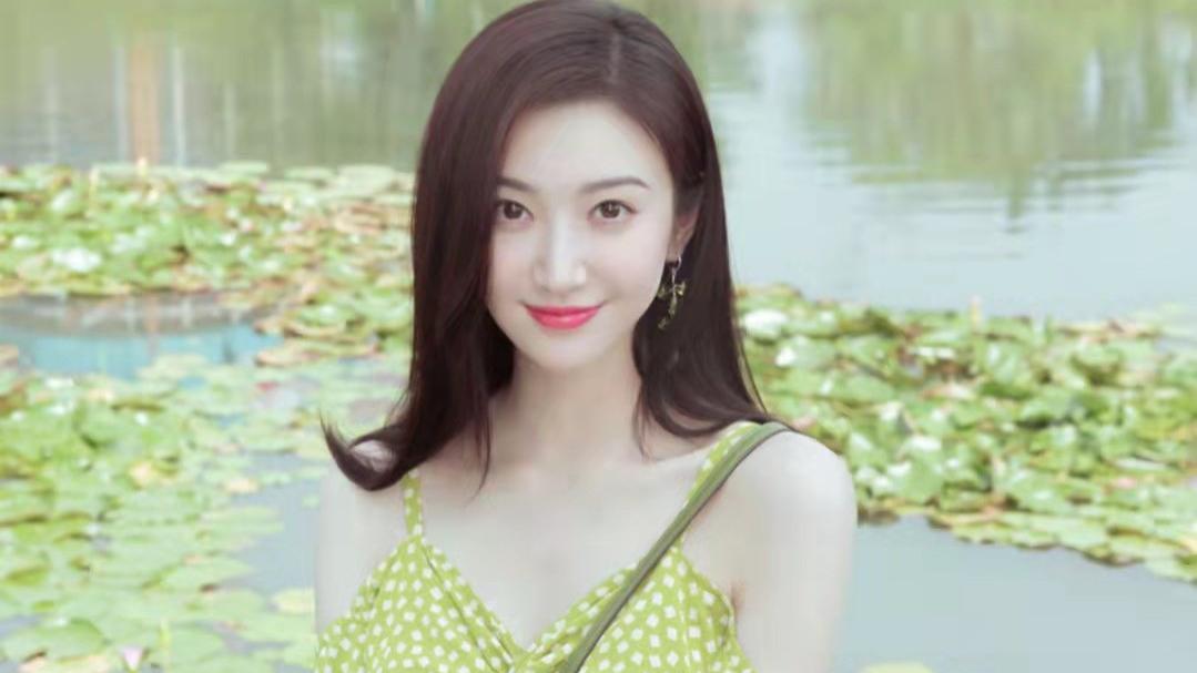 淡妆 ?女人不管出门多赶，尽量化淡妆！记住这3个窍门，简单易学显气色