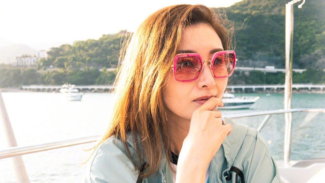 李嘉欣|李嘉欣被婆家养得真好！穿防风外套坐游艇，52岁戴粉墨镜嫩成30岁