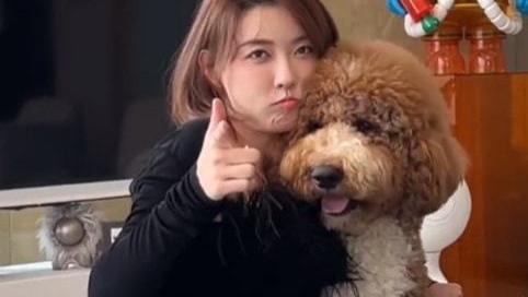 商场|网红聂小雨玩“擦边”？在逛商场时当众脱衣，网友：建议封杀