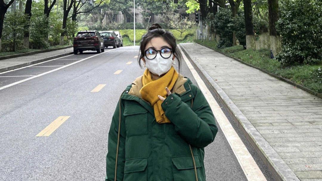 丸子头 穿棉服别再散头发了！码住这四款发型，既能修饰脸型又能变精神