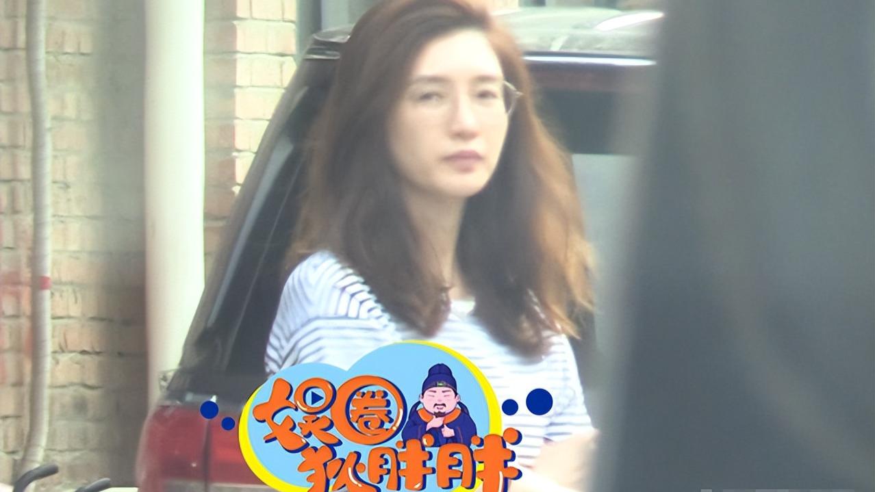 江疏影|35岁江疏影收工下班被拍，素颜照憔悴似路人，被吐槽判若两人