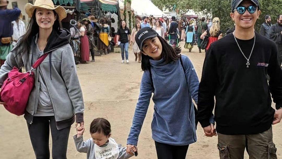 高圆圆|林依晨夫妇罕见合体出游，39岁还是娃娃脸少女，富豪老公挺帅