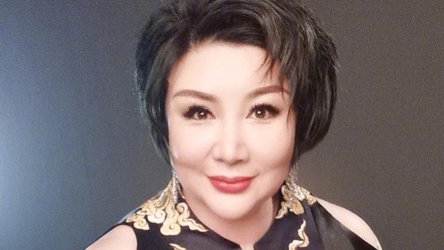 郭德纲|郭德纲为爱妻庆生，46岁王惠年轻又时尚，德云社演员齐送祝福