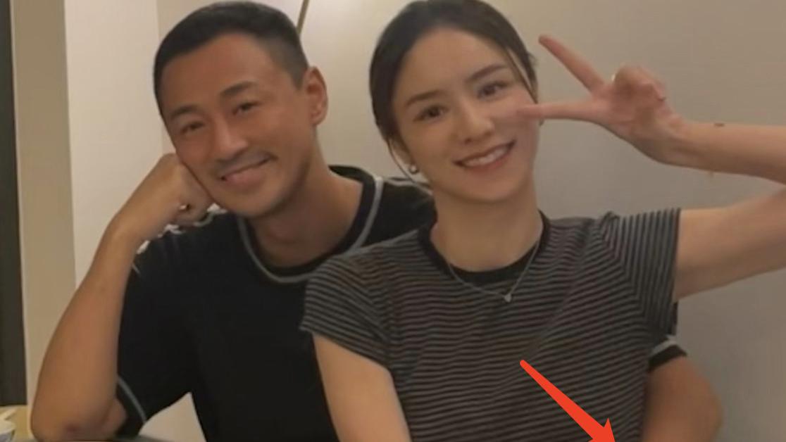 林峰|林峯携妻和好友聚会，紧搂张馨月腰肢似霸总，夫妻贴身合影超恩爱