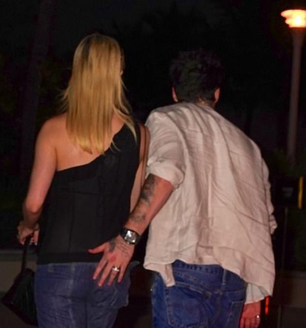 贝克汉姆|贝克汉姆23岁长子与28岁爱妻参加晚宴，老贝携二公子现身F1赛场