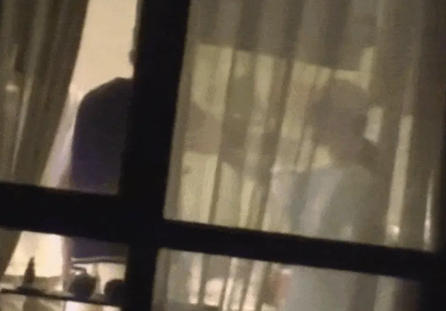 视频里明显有几个人，刘学义喂杨