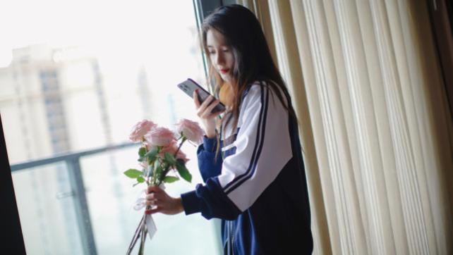 母亲节|baby母亲节收粉色玫瑰，身穿校服美如少女，小海绵发音可爱