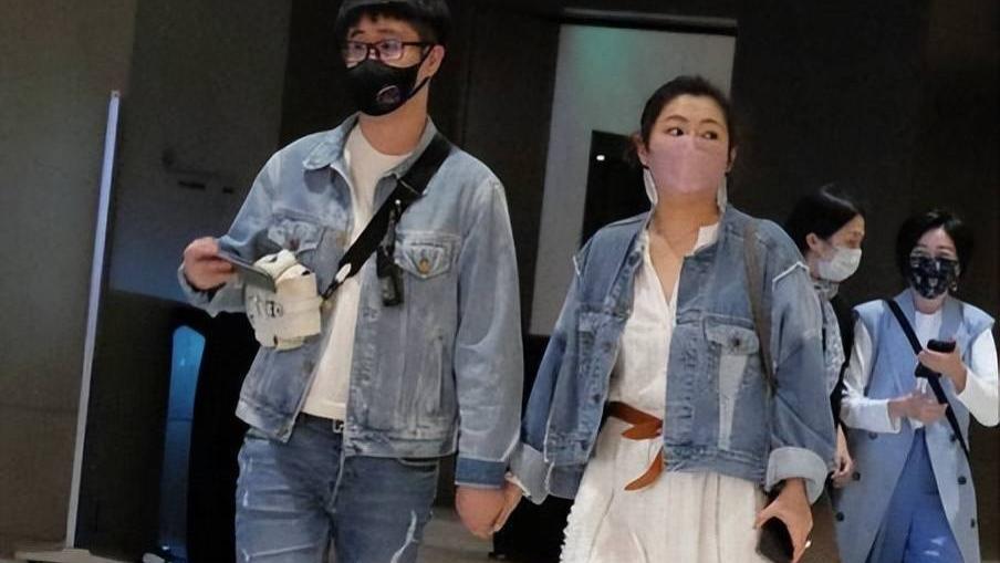 Selina|40岁Selina和男友牵手首现身! 全身伤疤被前夫嫌, 她能拥有真爱吗?