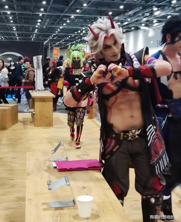 coser|《原神》在海外有多火?伦敦最大漫展排长龙,胡桃一斗coser神还原