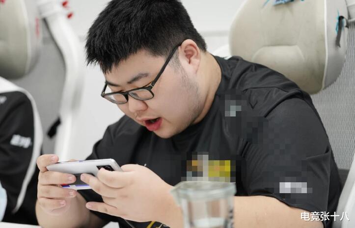 狼队第三轮拿下首胜, 小胖再次得到认可, 水友: 救世主的压迫