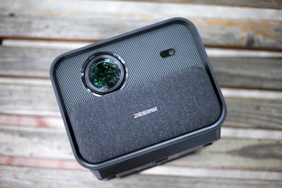 投影仪|居家看片好物，画音双绝的知麻Z1投影仪测评