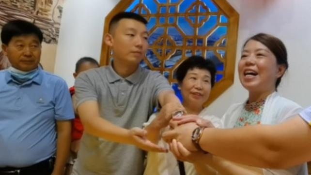 杜新枝|心狠手辣？杜新枝晒切肉视频，面无表情动作狠，网友：习惯成自然