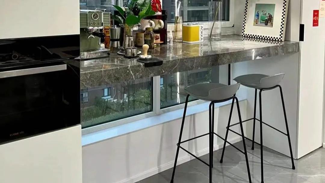 她家全屋大白墙，简约又大方，电视墙做柜子，飘窗改吧台，真明智