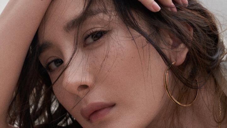 杨幂|杨幂6登《费加罗》封面，雀斑妆野性美，微湿卷发慵懒迷人