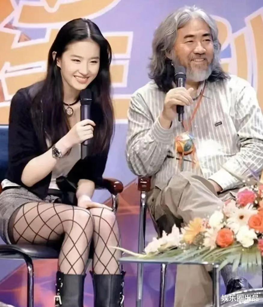 刘亦菲穿露腿装接受采访，被指“情绪反差太大”，网友：职业习惯