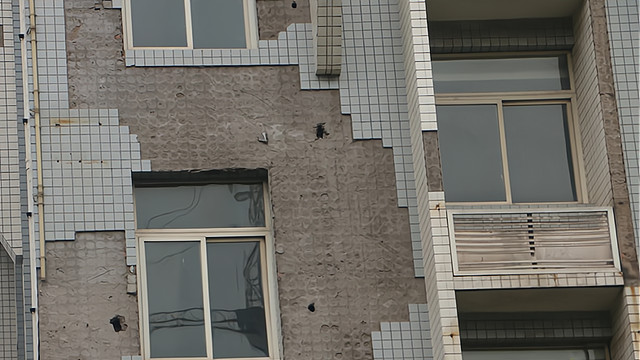 农村红极一时的外墙贴瓷砖，如今为何变少了？和喷漆相比缺点在哪