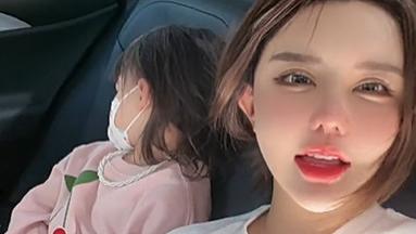 韩安冉|韩安冉带女儿出门，大浓妆遮不住“假脸”，3岁恩善十分依赖保姆