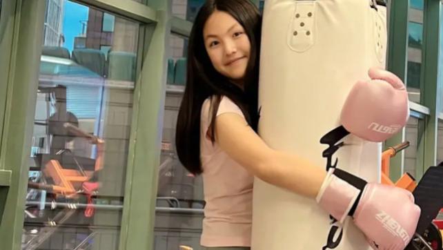 护发素 王诗龄瘦身成功后不松懈，和妈妈李湘一起练拳击，纤细长腿太抢镜