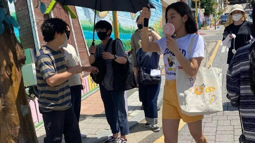 写真|《社内相亲》薛仁雅新作！和尹施允合作电影《你和我》，路透照流出