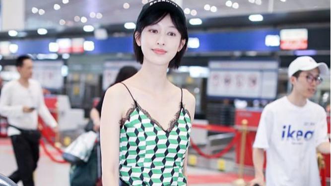护发素 感觉36岁的张俪还跟小孩子似的，穿绿色吊带裙清爽高级，短发更美