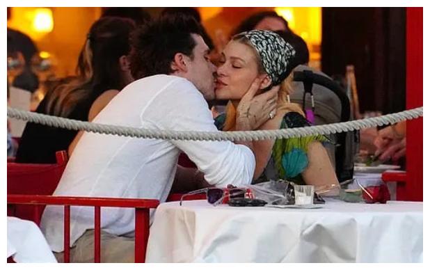 布鲁克林|甜！小贝长子一路狂吻妮可拉，吃饭也秀恩爱，讨好80岁富豪岳父