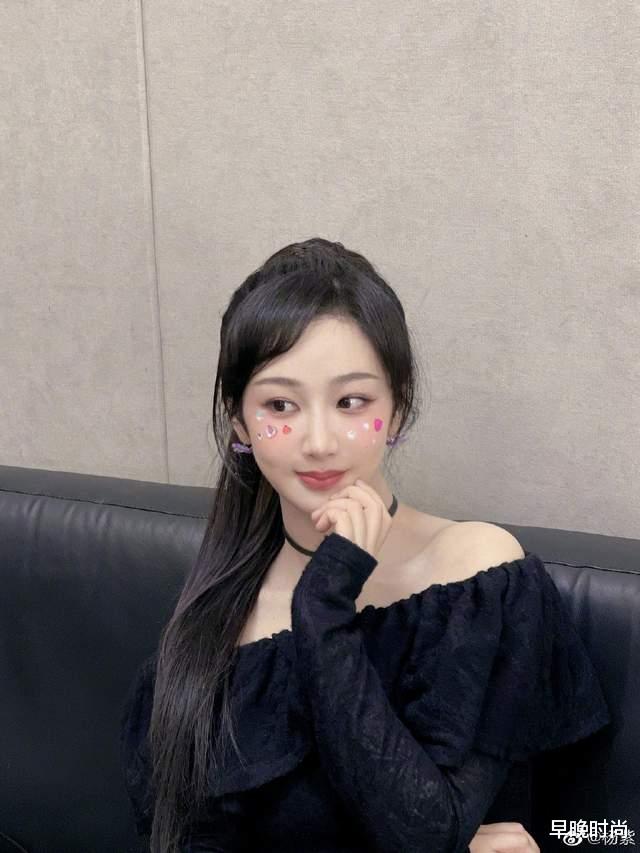 杨紫真是女大十八变！晒日常美出新高度，身材脸蛋都越来越优越了