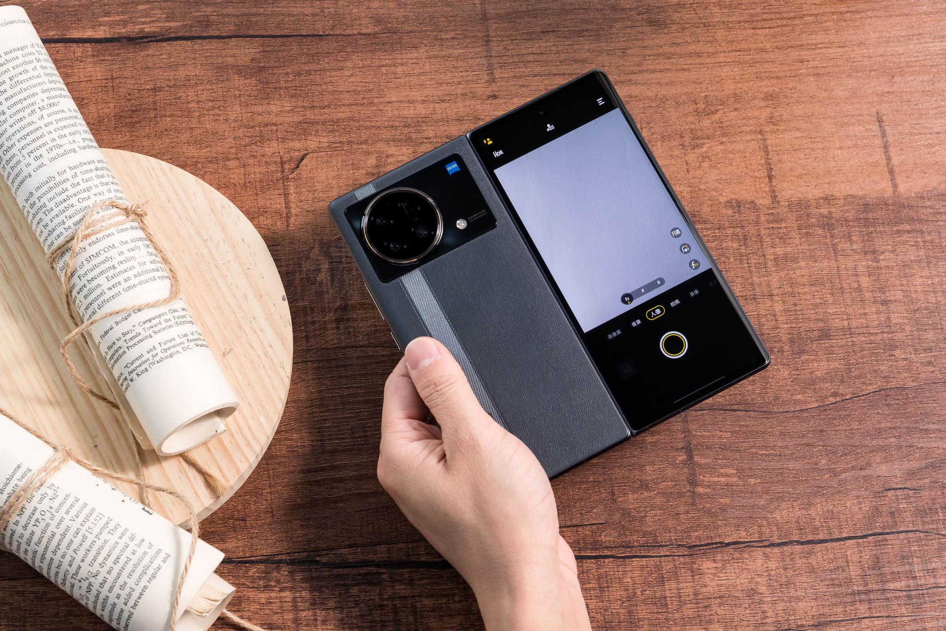 MIUI|折叠屏旗舰vivo X Fold登场，大屏多角度悬停开启新体验