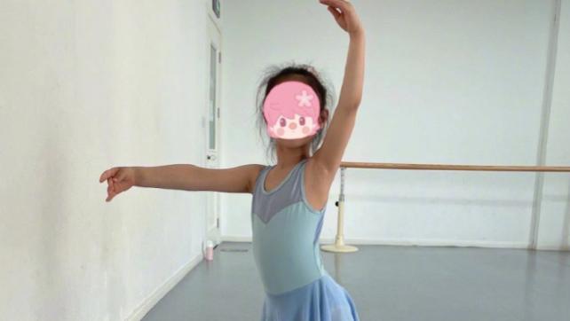婴儿肥|陶盺然晒女儿跳舞照，5岁核桃变化大，褪去婴儿肥长成苗条小淑女