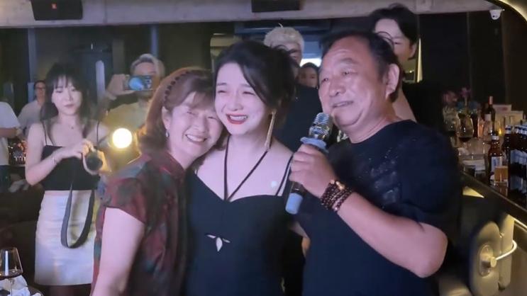 吴雅婷|林承纬为吴雅婷庆生，搂腰拥抱举止亲密！吴雅婷爸爸首次公开表态