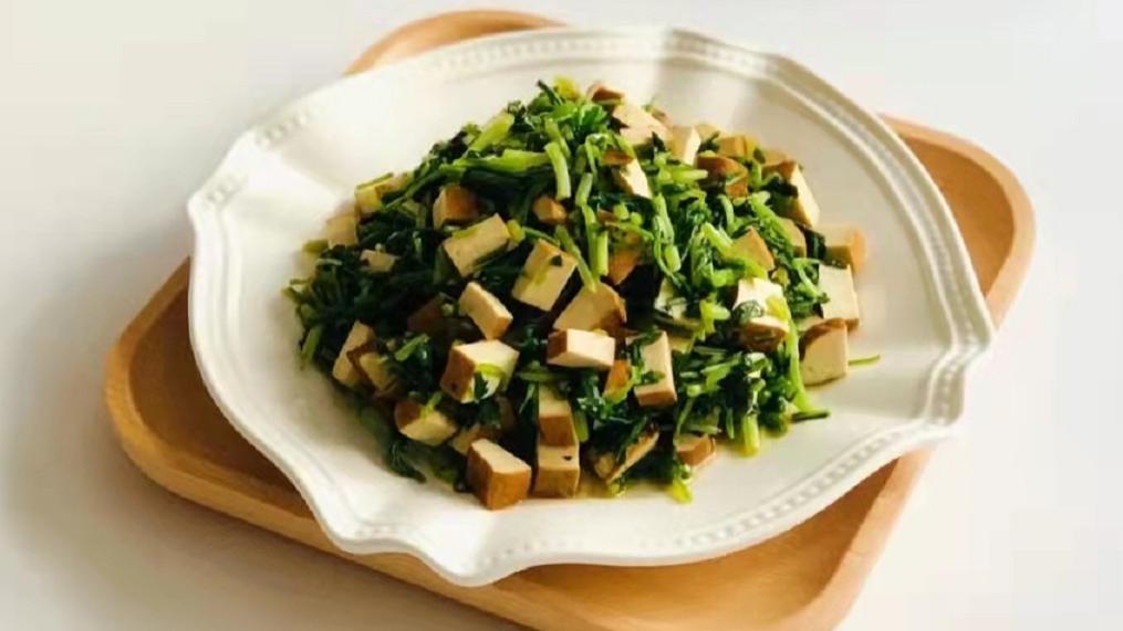 清明节|初春，碰见这野菜别手软，简单拌一拌，营养解馋，不懂吃可惜了