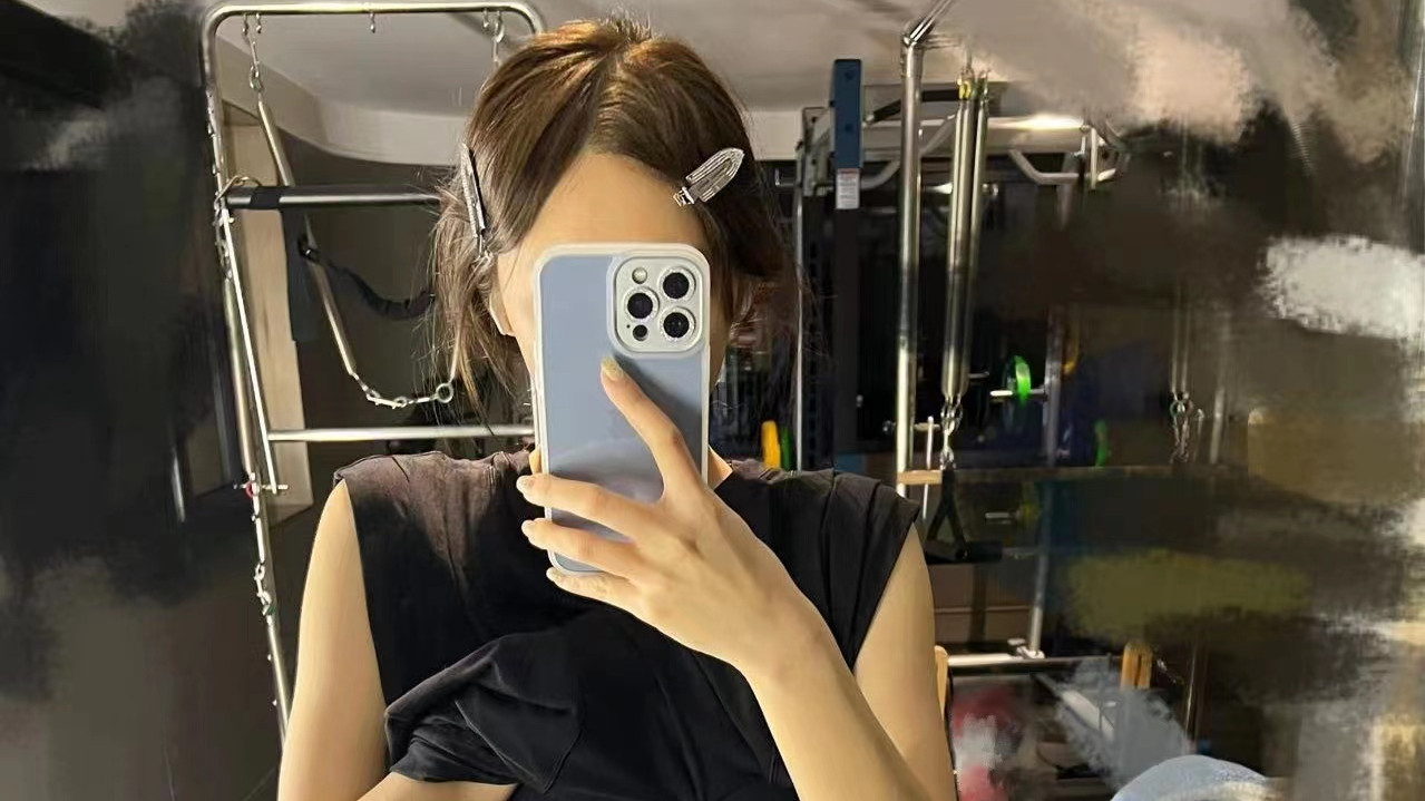 程潇|程潇在健身房玩自拍，穿背心大秀曲线美，腿部状态羡煞旁人