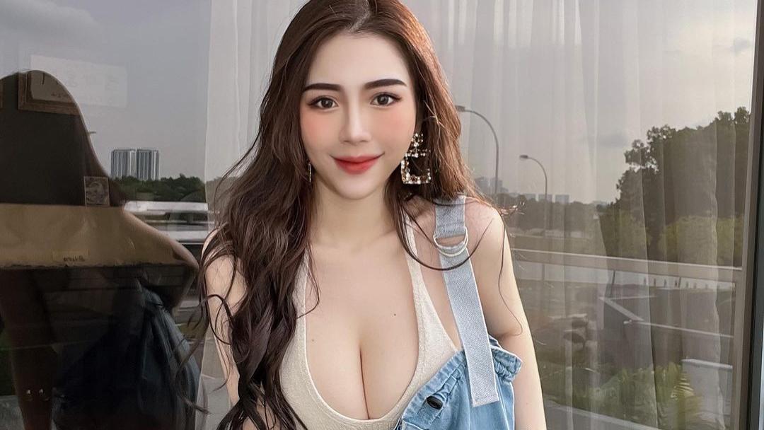 性感网红极品身材，紧身上衣真诱惑