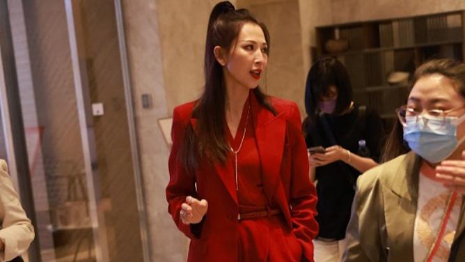 西装|蔡少芬的风采不减当年，穿一身红色服装又飒又美，配高马尾好减龄