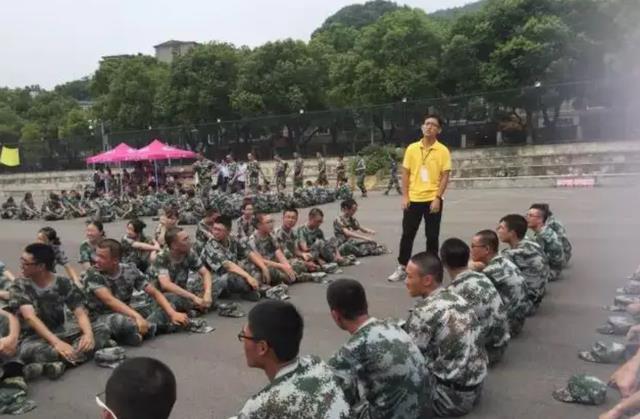 某大学军训教官当众打人后续, 学生已被送医, 如今教官身份被曝光