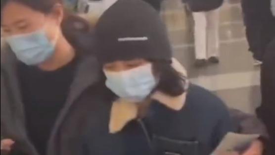 张子枫|张子枫恋情曝光后首次亮相，追问实情全程保持沉默，狗仔公布证据！