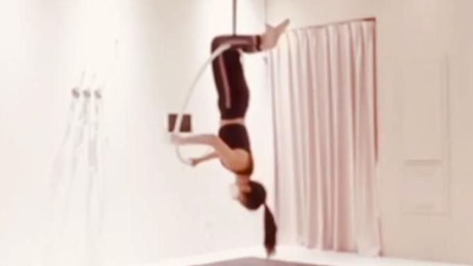 林心如|46岁林心如玩空中瑜伽！穿背心身材完美，转近20个圈直言有点反胃