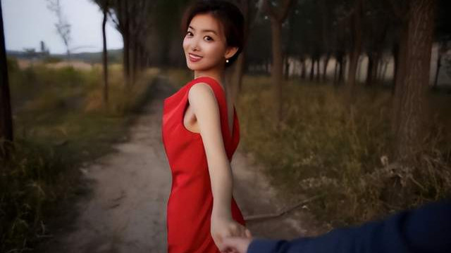 婚纱照|央视美女主持官宣结婚，婚纱照美如公主，一脸甜蜜娇嫩如20岁少女