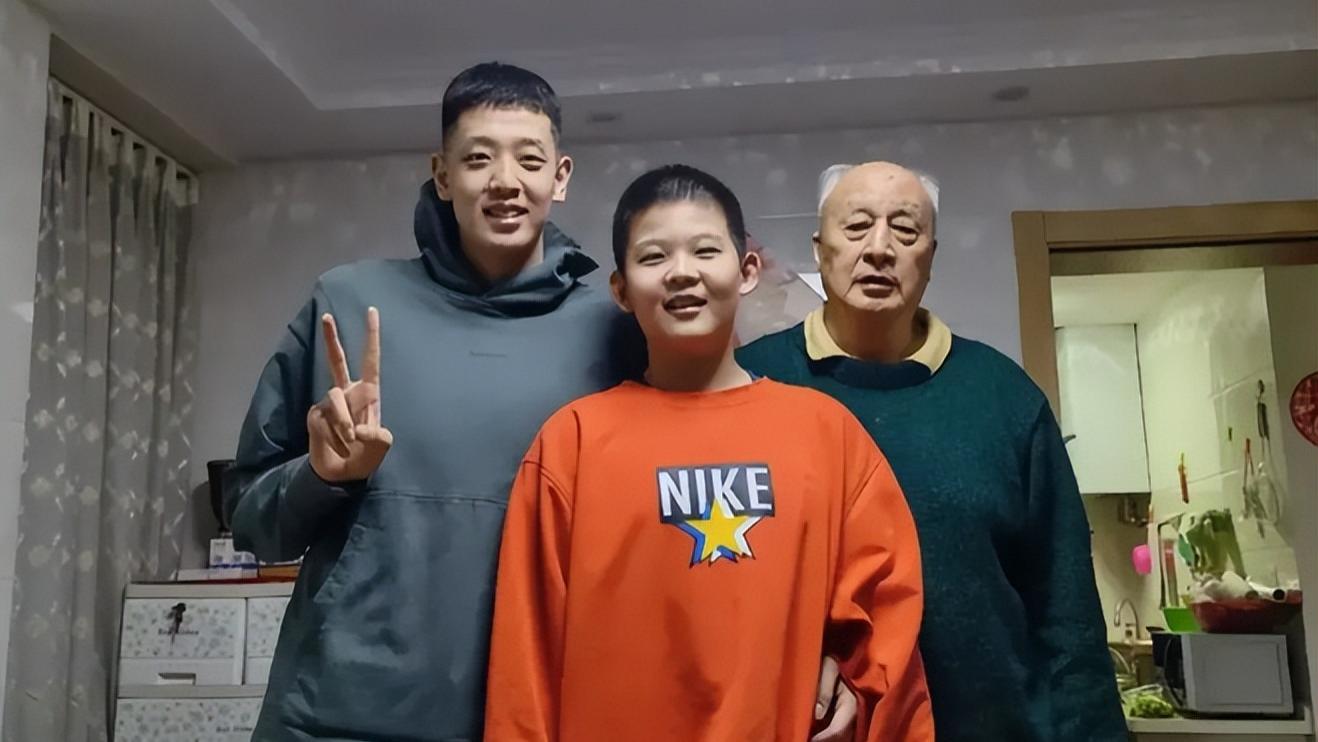 引援|篮球兄弟！沈梓捷14岁弟弟200CM，身体天赋惊人，有望成为球三代