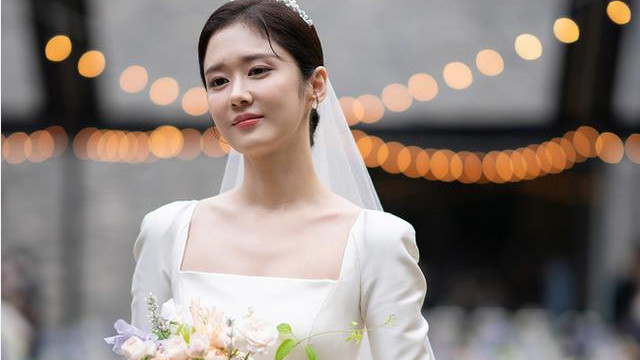 张娜拉|新娘张娜拉好美！白色拖地婚纱仙气满满，与男友携手进场超甜蜜