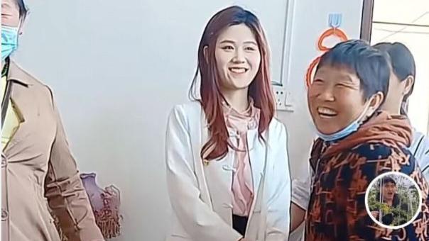 |朱单伟二婚妻子与朱家亲戚握手满脸不悦，表情中带着嫌弃?