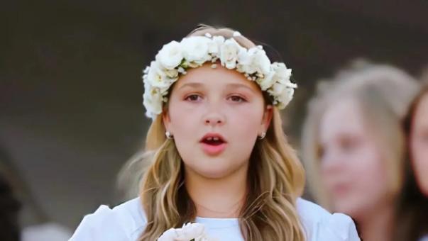 哈珀·贝克汉姆|11岁的小七给哥嫂当花童，穿白裙戴花环长得贵气，太像王室公主了